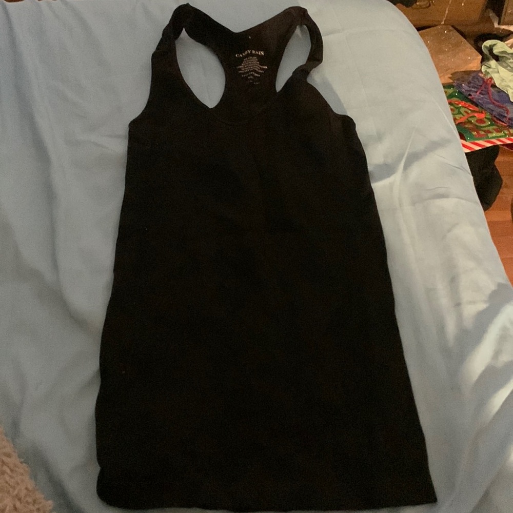 I am selling this tank top, the size is S/M and the color is black.